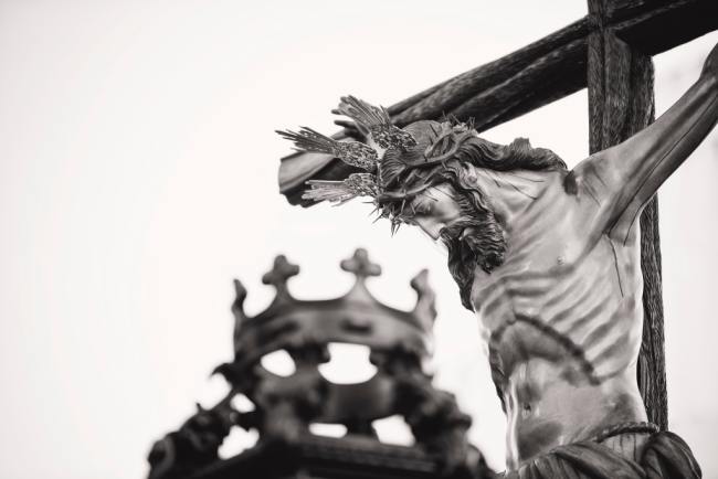 Schwarz-weißes Foto eines Kruzifixes mit Jesus am Kreuz, der eine Dornenkrone trägt